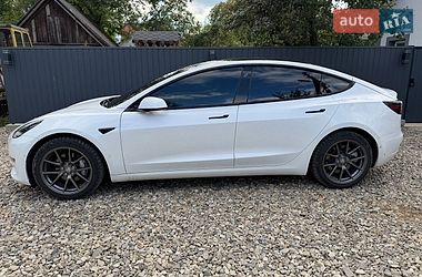Седан Tesla Model 3 2021 в Черновцах