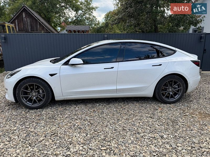 Седан Tesla Model 3 2021 в Черновцах