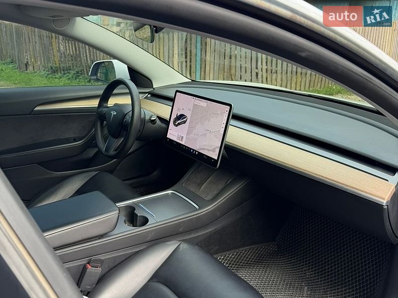 Седан Tesla Model 3 2021 в Черновцах