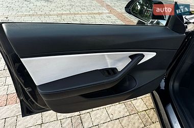 Седан Tesla Model 3 2020 в Львове