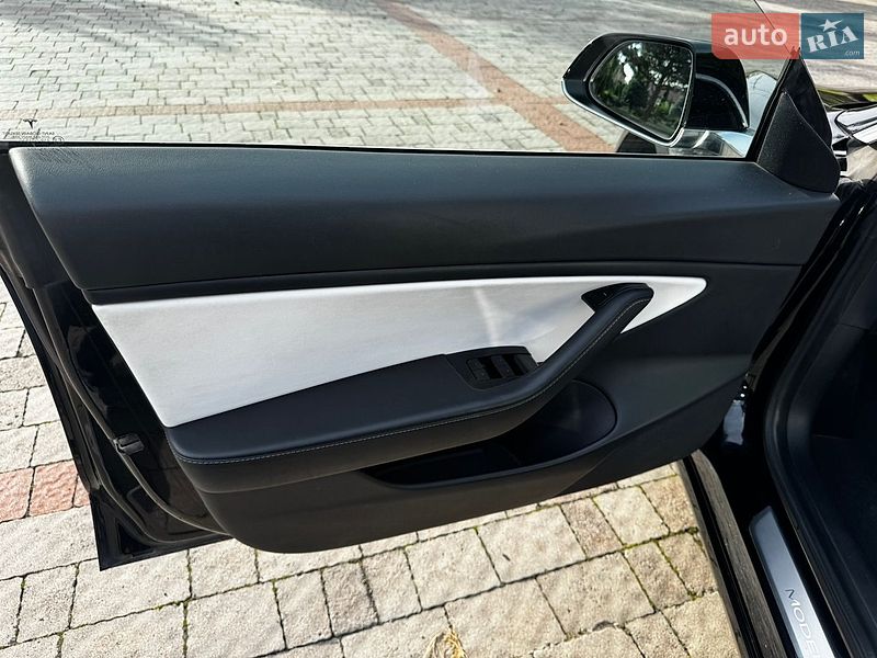 Седан Tesla Model 3 2020 в Львове