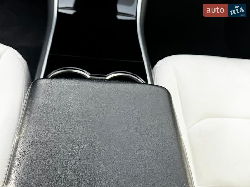 Седан Tesla Model 3 2020 в Львове