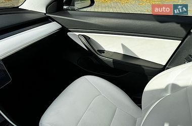 Седан Tesla Model 3 2020 в Львове