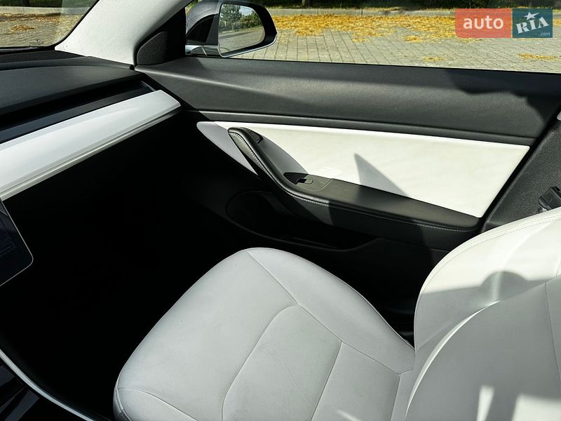 Седан Tesla Model 3 2020 в Львове