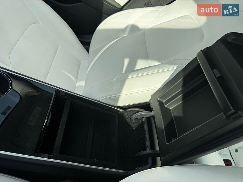 Седан Tesla Model 3 2020 в Львове