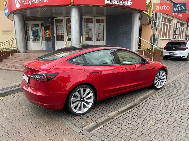 Седан Tesla Model 3 2021 в Ровно