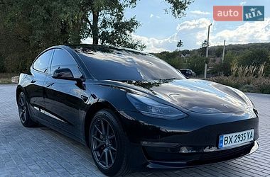 Седан Tesla Model 3 2022 в Городку