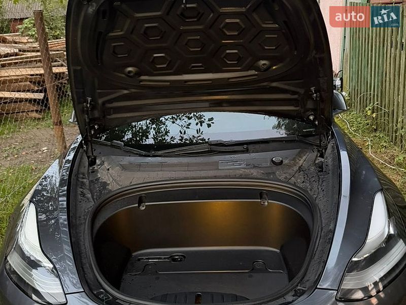 Седан Tesla Model 3 2019 в Львові