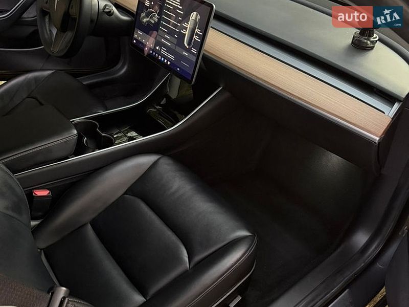 Седан Tesla Model 3 2019 в Львові