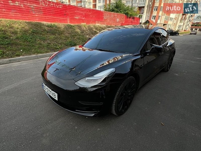 Седан Tesla Model 3 2023 в Тернополі