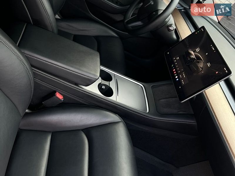 Седан Tesla Model 3 2023 в Тернополі