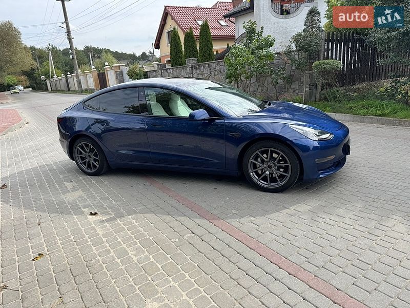 Седан Tesla Model 3 2022 в Львові