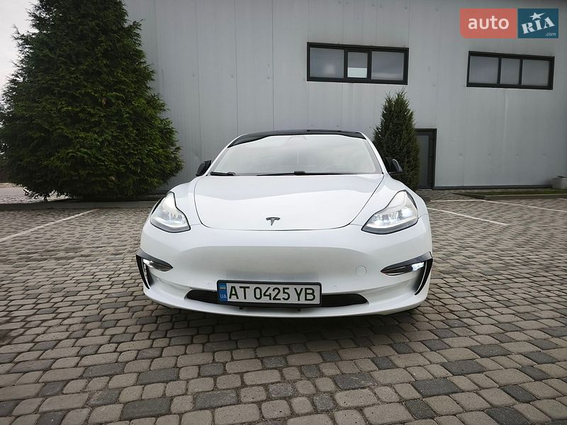 Седан Tesla Model 3 2021 в Івано-Франківську
