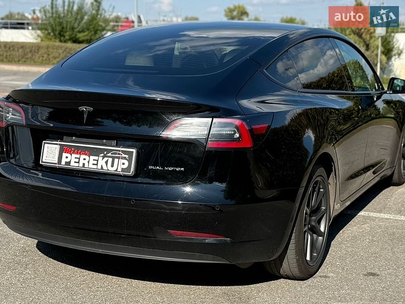 Седан Tesla Model 3 2021 в Киеве