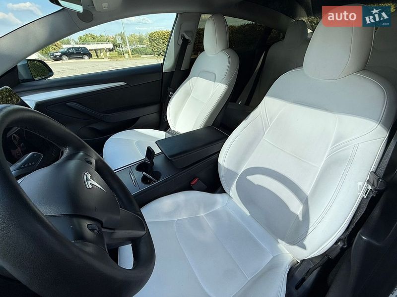 Седан Tesla Model 3 2021 в Киеве