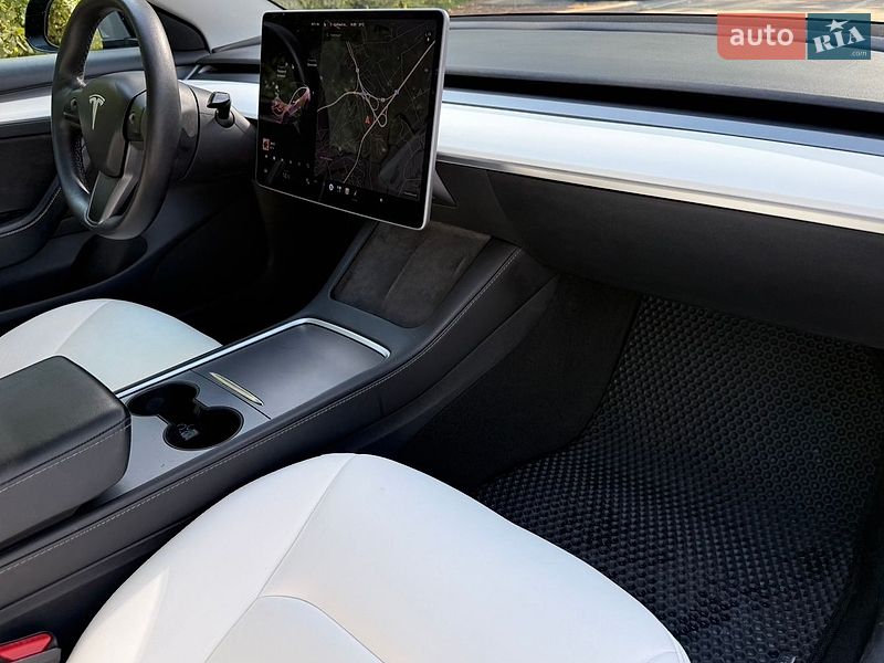 Седан Tesla Model 3 2021 в Киеве