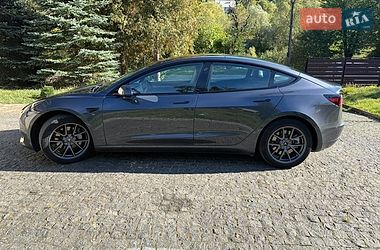 Седан Tesla Model 3 2022 в Бориславі