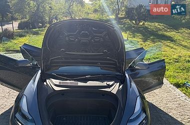 Седан Tesla Model 3 2022 в Бориславі