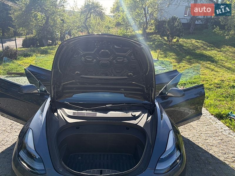 Седан Tesla Model 3 2022 в Бориславі