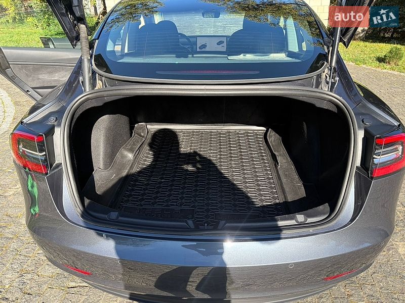 Седан Tesla Model 3 2022 в Бориславі