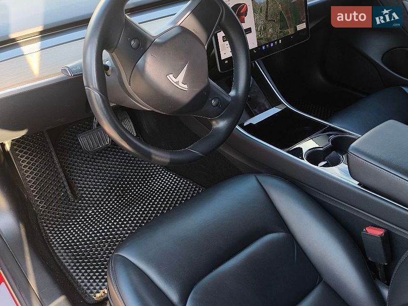Седан Tesla Model 3 2018 в Староконстантинове