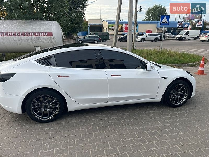 Седан Tesla Model 3 2020 в Києві
