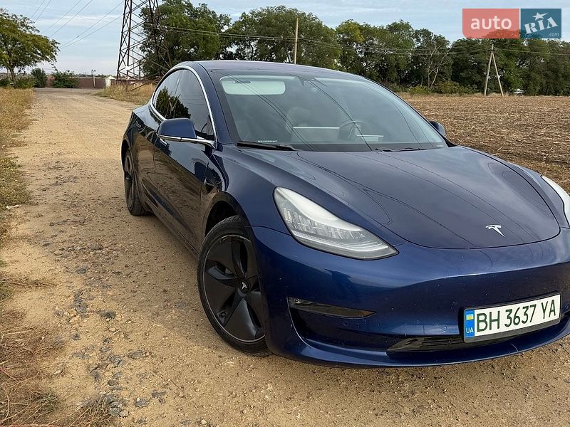 Седан Tesla Model 3 2018 в Авангарде