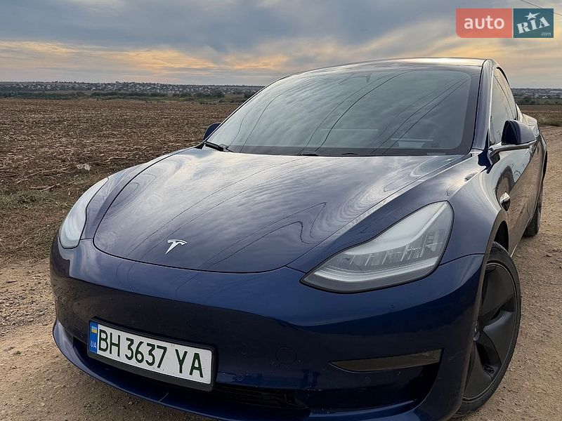 Седан Tesla Model 3 2018 в Авангарде