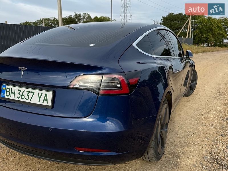 Седан Tesla Model 3 2018 в Авангарде