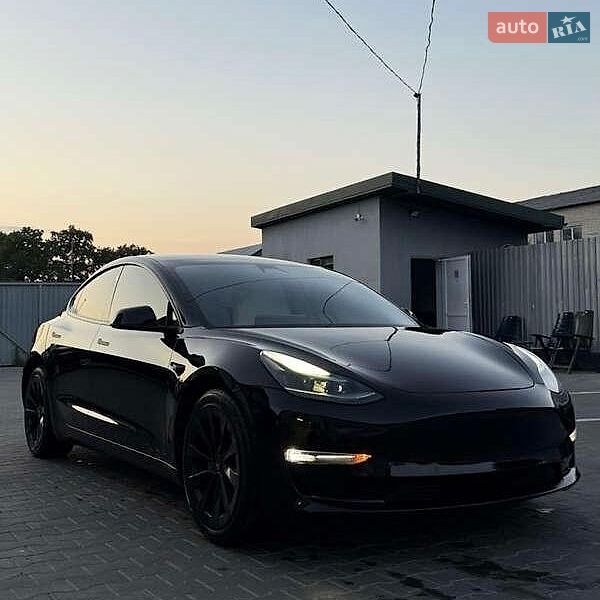 Седан Tesla Model 3 2021 в Львові