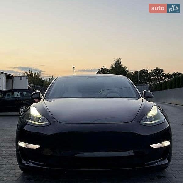 Седан Tesla Model 3 2021 в Львові