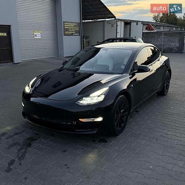 Седан Tesla Model 3 2021 в Львові
