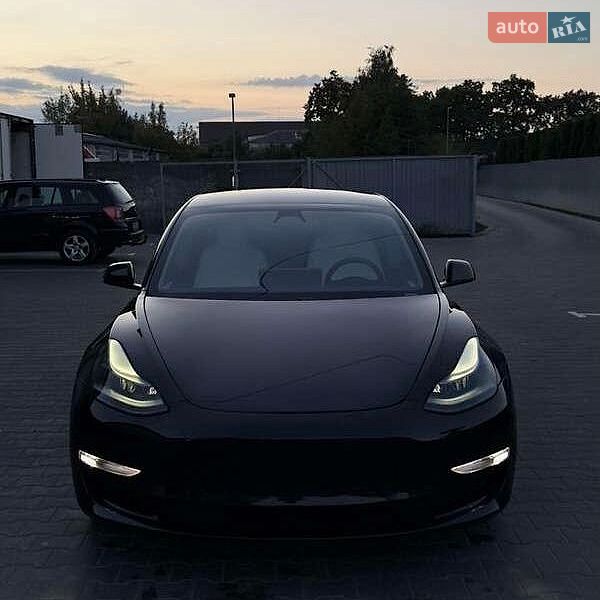 Седан Tesla Model 3 2021 в Львові
