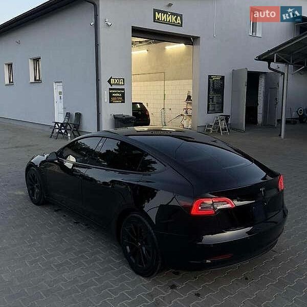 Седан Tesla Model 3 2021 в Львові