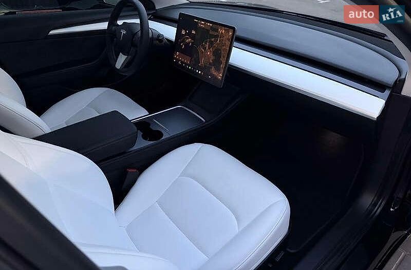 Седан Tesla Model 3 2021 в Львові
