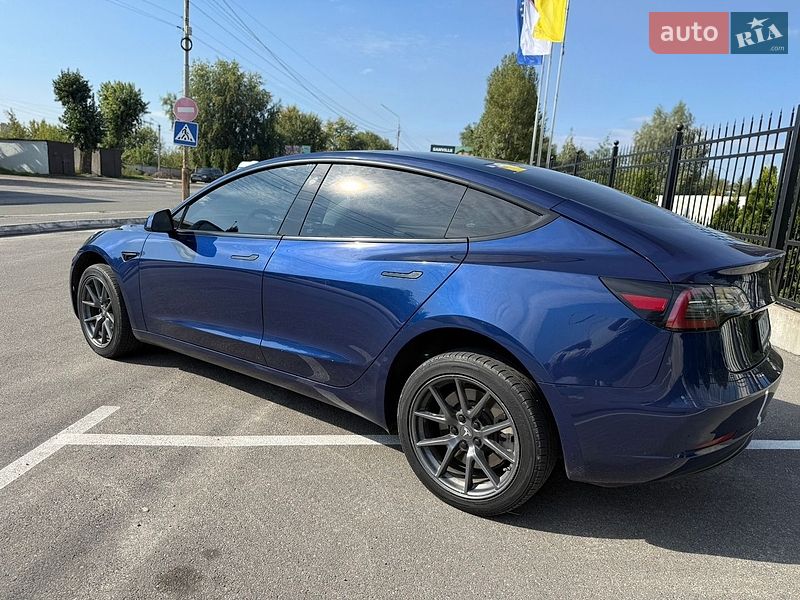 Седан Tesla Model 3 2023 в Києві