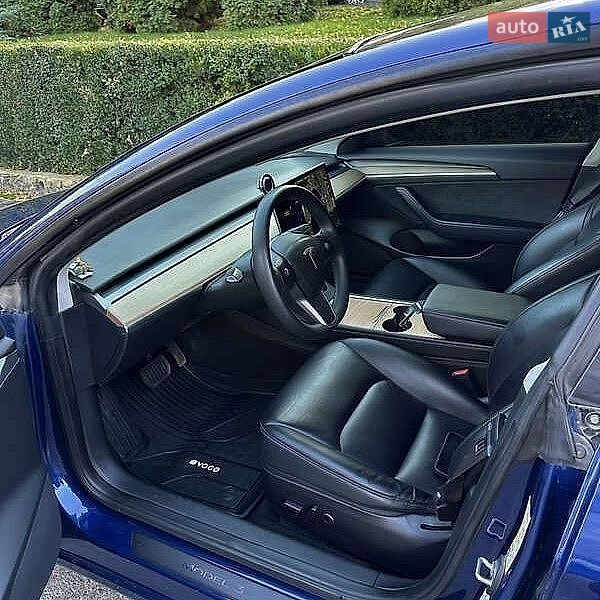 Седан Tesla Model 3 2021 в Львове