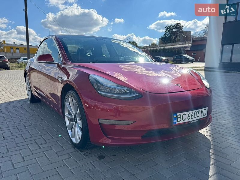 Седан Tesla Model 3 2018 в Ровно
