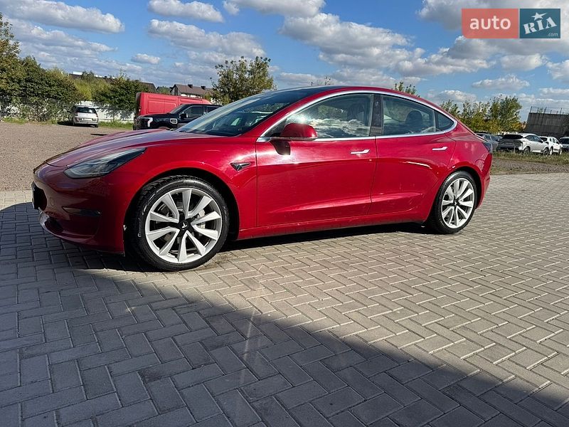 Седан Tesla Model 3 2018 в Ровно