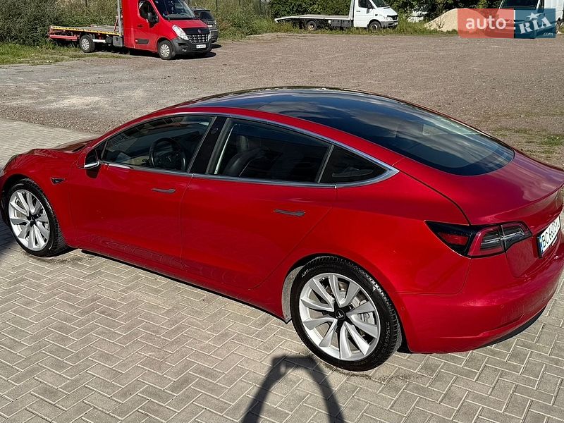 Седан Tesla Model 3 2018 в Ровно