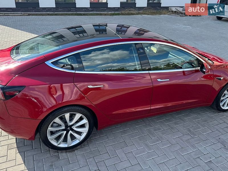Седан Tesla Model 3 2018 в Ровно