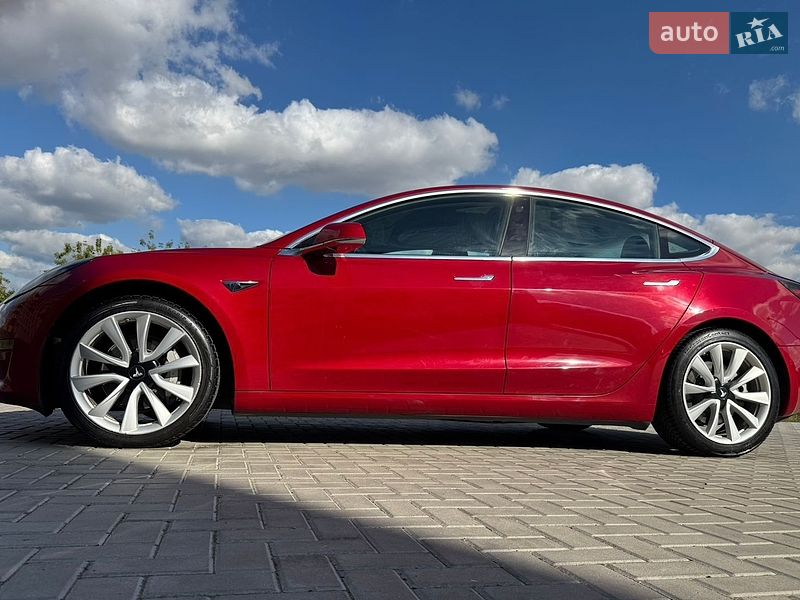 Седан Tesla Model 3 2018 в Ровно