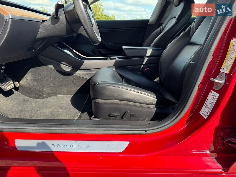 Седан Tesla Model 3 2018 в Ровно