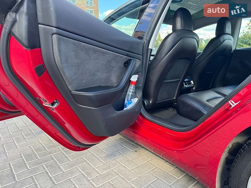 Седан Tesla Model 3 2018 в Ровно