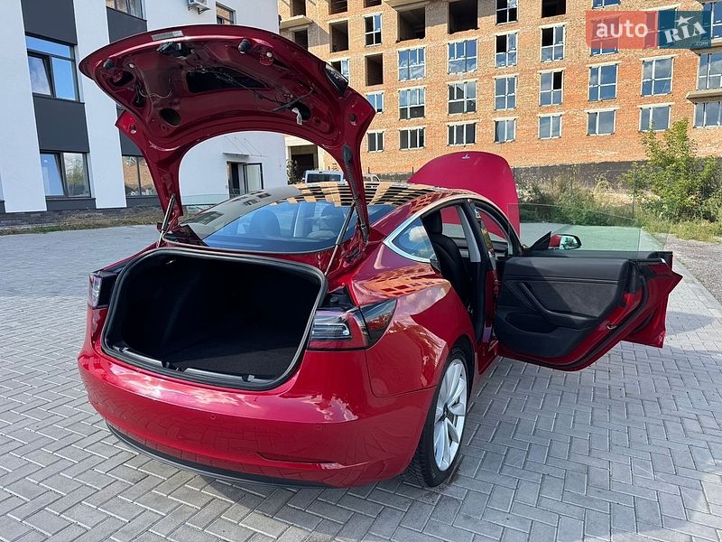 Седан Tesla Model 3 2018 в Ровно
