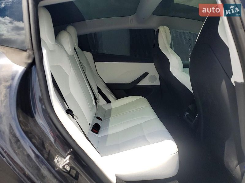 Седан Tesla Model 3 2024 в Львове
