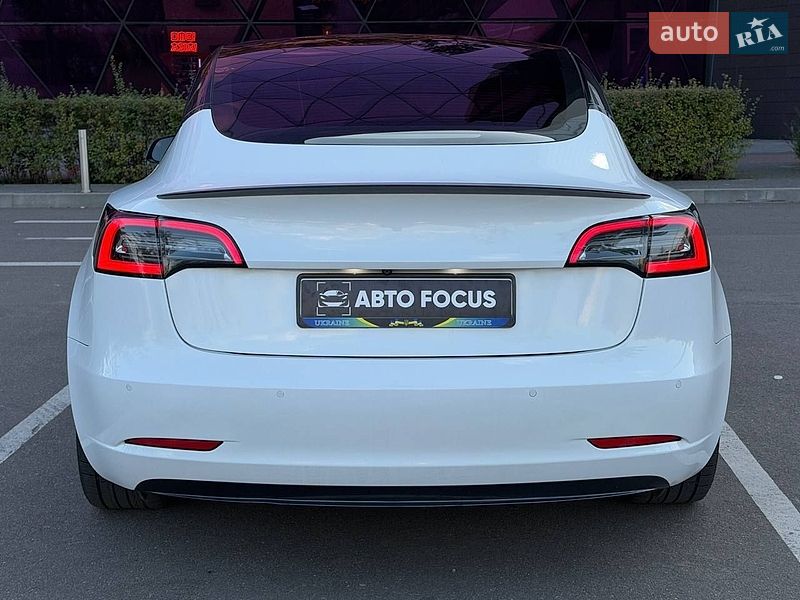 Седан Tesla Model 3 2021 в Киеве