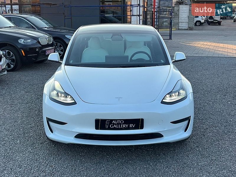 Седан Tesla Model 3 2023 в Рівному