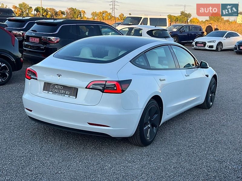Седан Tesla Model 3 2023 в Рівному