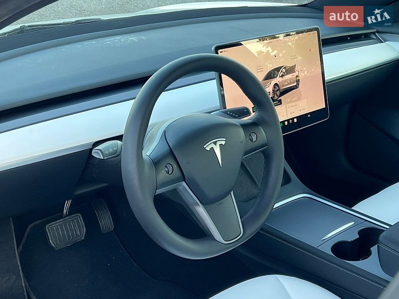 Седан Tesla Model 3 2023 в Рівному